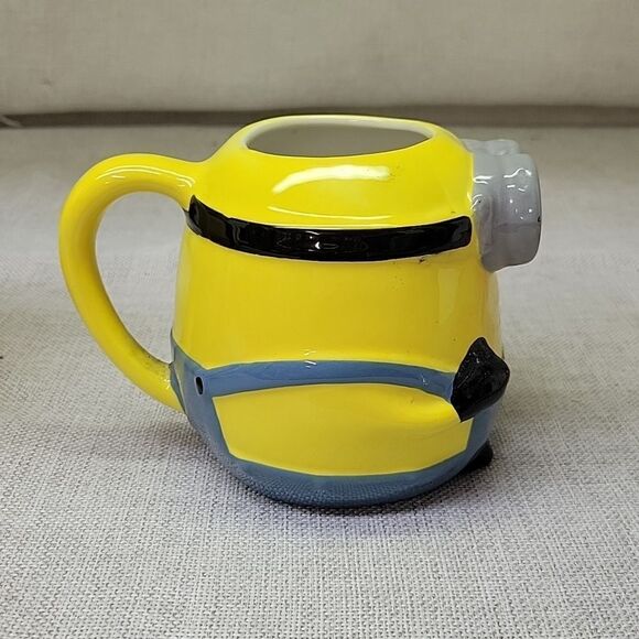 Despicable ME Minions bundle Edna, Bob, cup, 2 DVD's - Picture 8 of 13